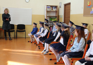 Dzieci z pierwszej klasy podczas uroczystości pasowania na ucznia.